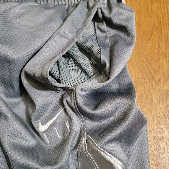 Nike Fly Women's Basketball Shorts Grey Gunsmoke Silver Dri-Fit Size Medium M - Picture 10 of 17
